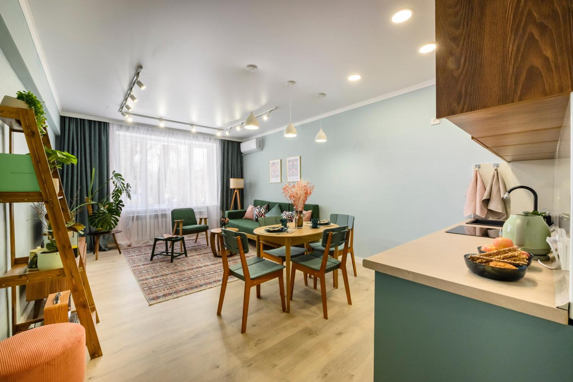 Mid-Century Charm Apartments В Центре Алматы エクステリア 写真